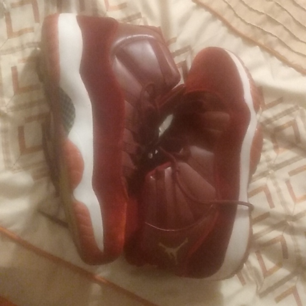 Suede burgundy retro Jordans